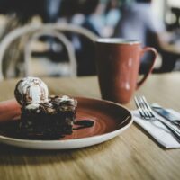 shallow focus photography of sliced cake